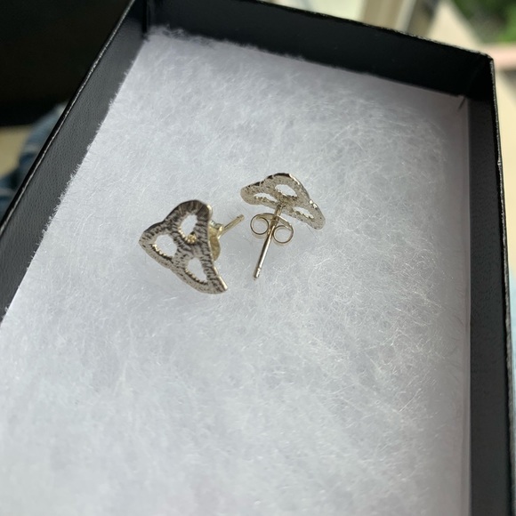 Dainty TANK Lace-like Silver Earrings - Picture 3 of 4